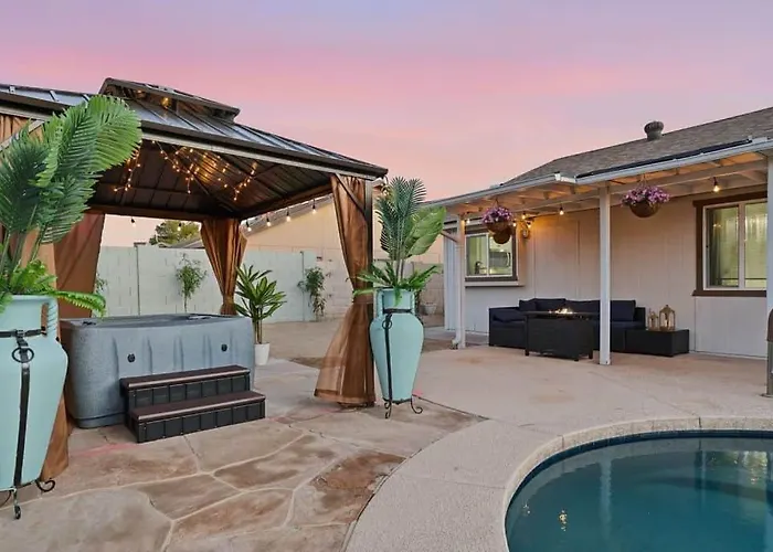 Sonoran Sun Retreat On Dahlia - Pool & Hot Tub! Holiday home Peoria