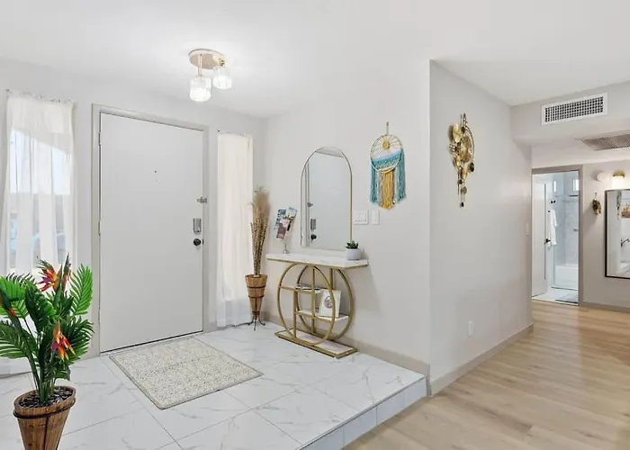 Sonoran Sun Retreat On Dahlia - Pool & Hot Tub! Holiday home Peoria