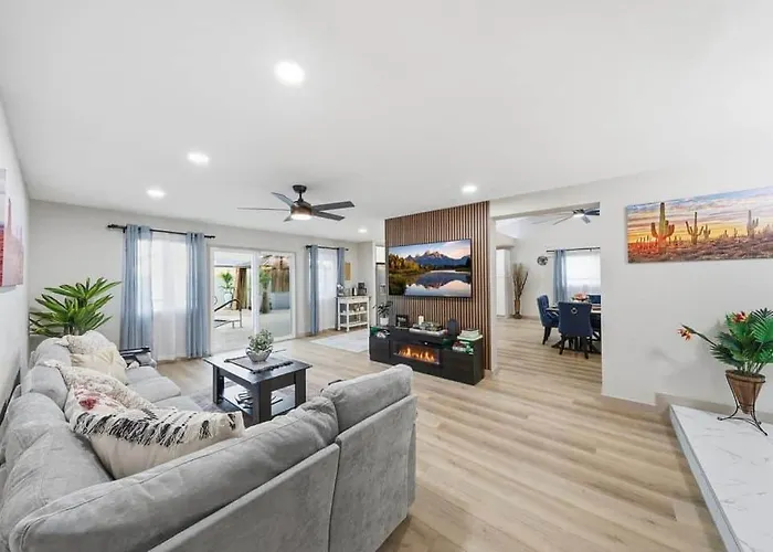 Sonoran Sun Retreat On Dahlia - Pool & Hot Tub! Holiday home Peoria